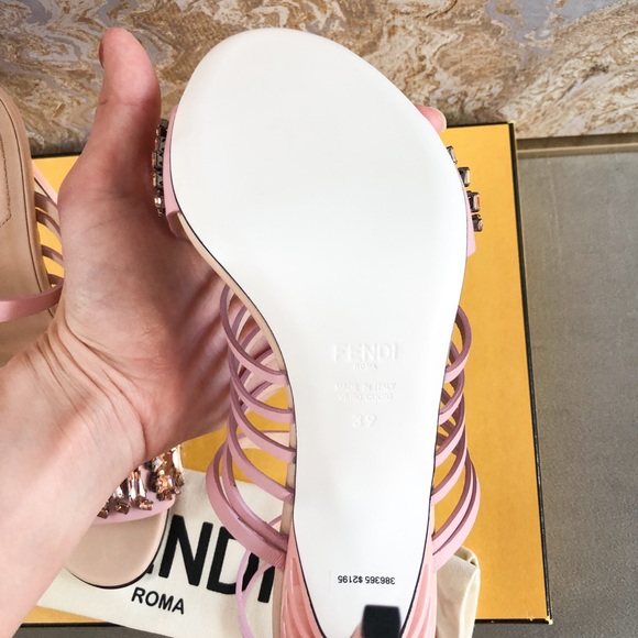 🎉HP🎉 Fendi Crocodile Crystal Embellished Sandals - Picture 8 of 8